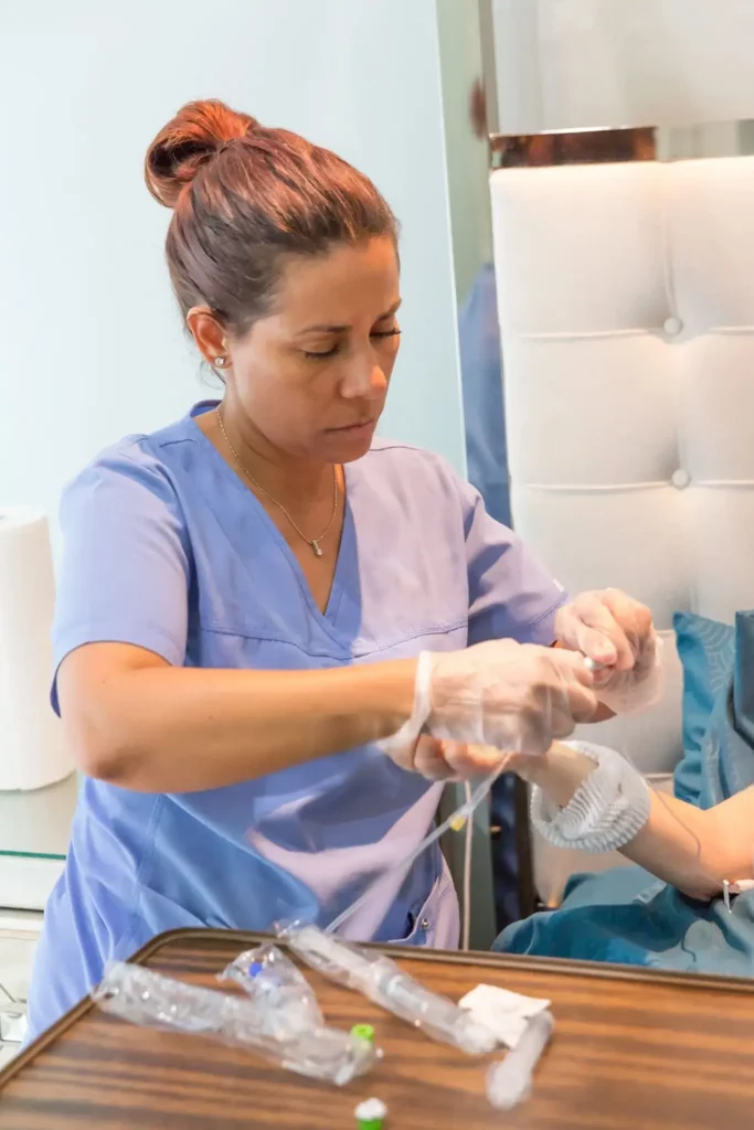 Schläuche vom Patienten werden gewechselt - Ambulanter Pflegedienst Mülheim Ferman